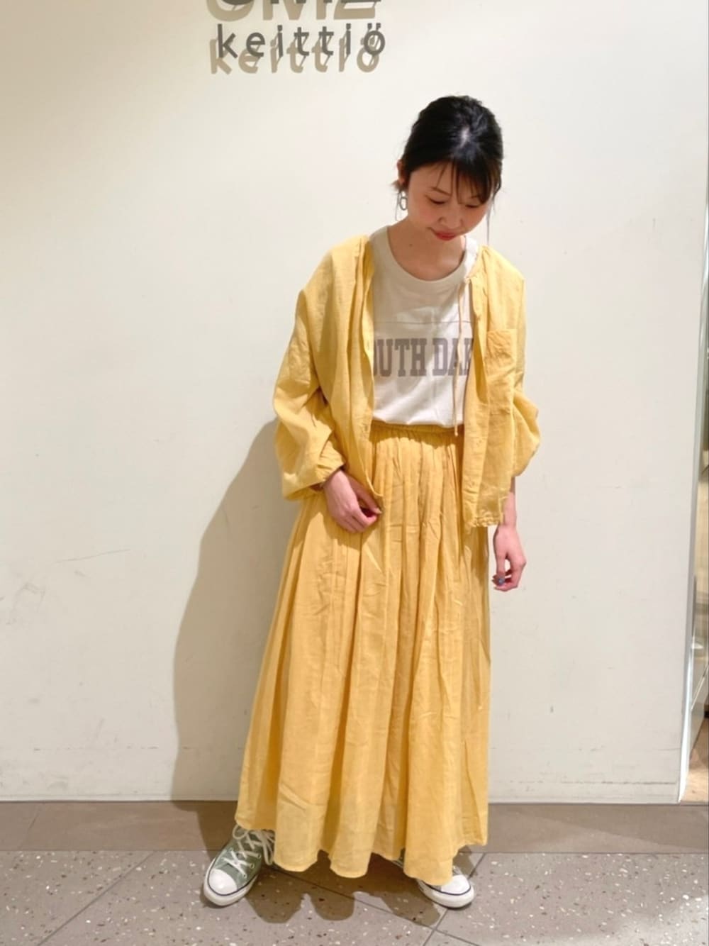 「初夏コーデ、春夏コーデ、カジュアルガーリー、低身長、低身長コーデ、スカート、イエロー、SM2、Samansa Mos2 blue、Samansa Mos2、スニーカー、コンバース、プチプラコーデ」｜「Samansa Mos2 blueのボイルギャザースカート（スカート、イエロー系）」を使った、orisoさん（レディース・151cm）の春コーディネートの1枚目の写真