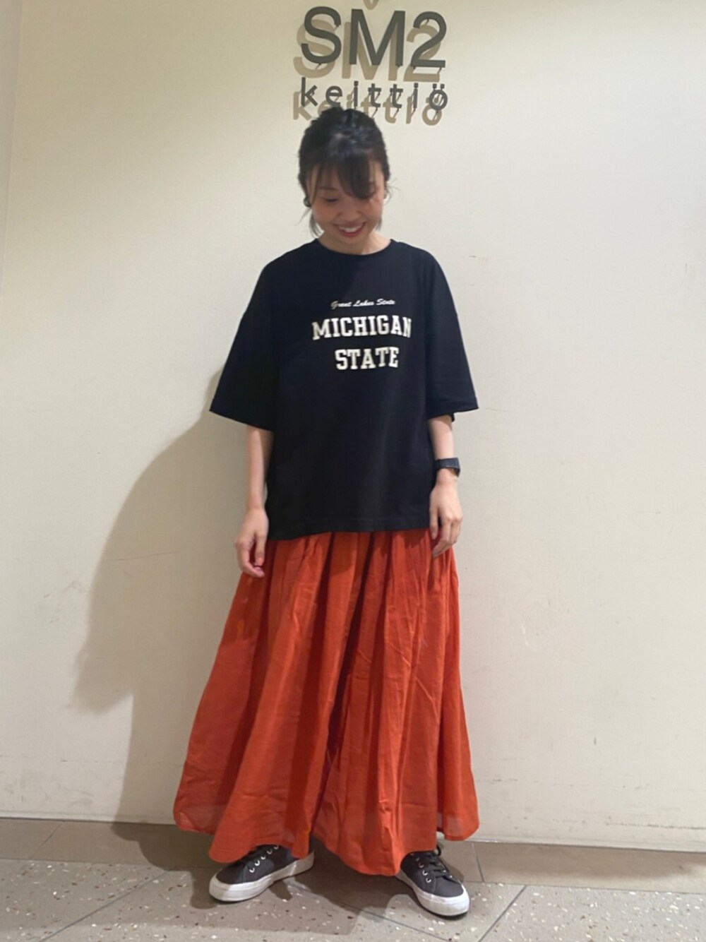 「夏コーデ、ラクチンコーデ、summer、カラーコーデ、オレンジ、スニーカー、ギャザースカート、低身長、低身長コーデ、Tシャツ、オトナカジュアル、いいね・save・フォローありがとうございます🥰、Samansa Mos2、Samansa Mos2 blue」｜「Samansa Mos2 blueのロゴプリントTシャツ（Tシャツ/カットソー、ブラック系）」を使った、orisoさん（レディース・151cm）の夏コーディネートの1枚目の写真
