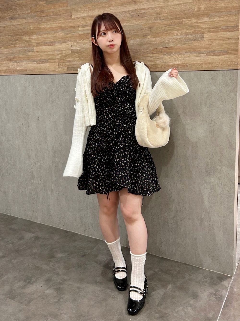 ホワイト系のパーカー、ブラック系のワンピース、ホワイト系のハンドバッグを着用したレディースの夏コーディネートの1枚目の写真