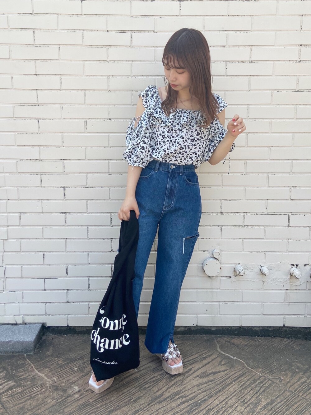 ホワイト系のシャツ/ブラウス、ブルー系のデニムパンツ、ブラック系のトートバッグを着用したレディースの春コーディネートの1枚目の写真