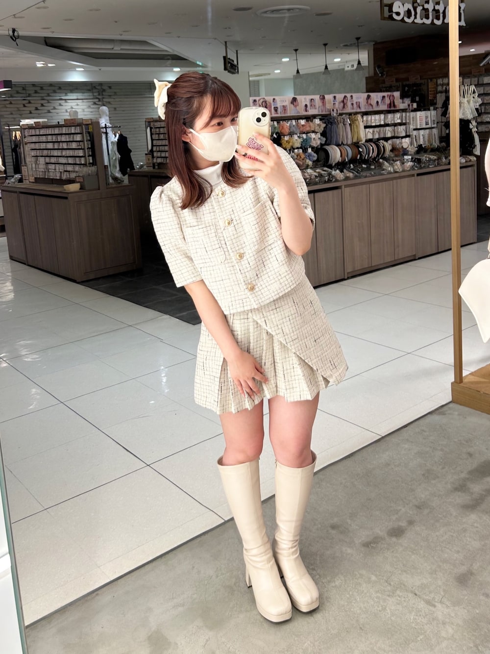 ホワイト系のノーカラージャケット、ホワイト系のその他パンツ、ホワイト系のTシャツ/カットソーを着用したレディースの春コーディネートの1枚目の写真