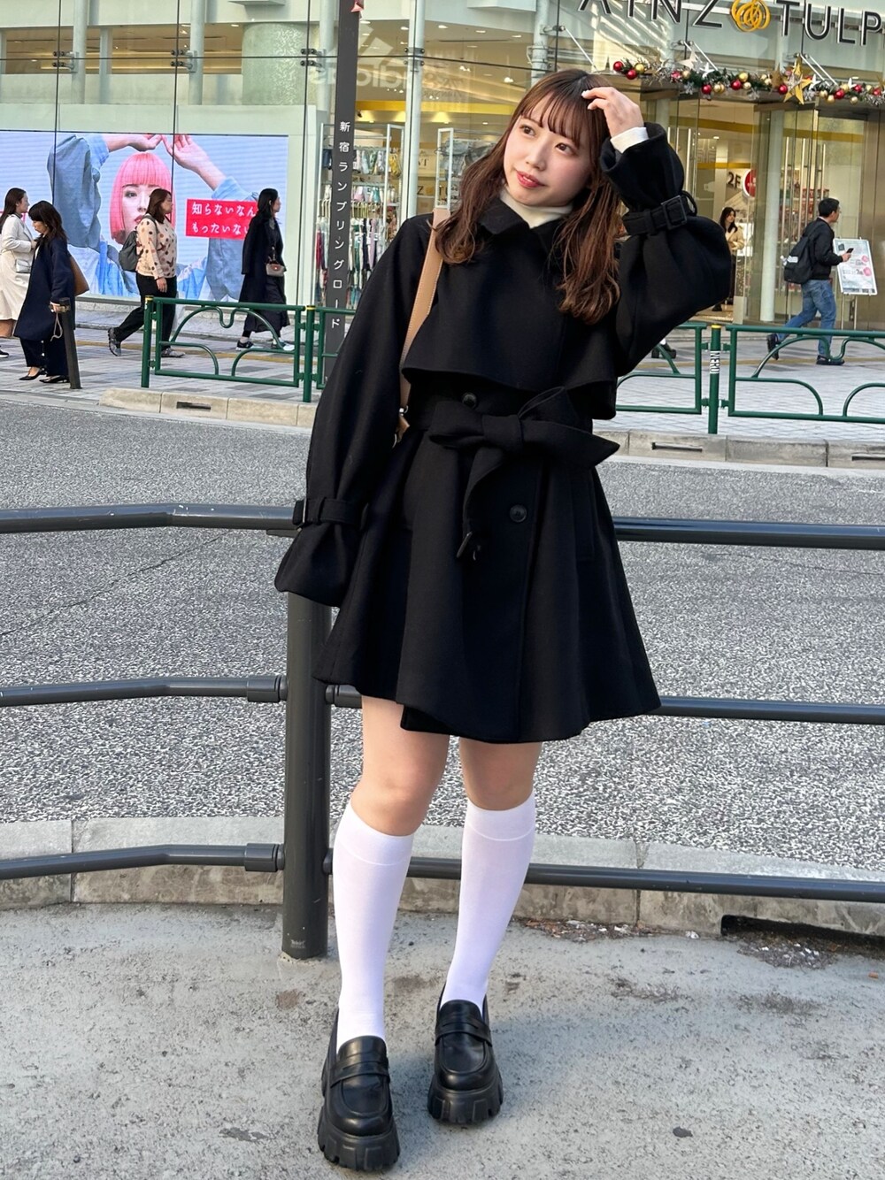 「きれいめカジュアル、あったかコーデ、大人可愛い、冬コーデ、冬アウター、クリスマスに着たい服、ナイスクラップ、one after another NICE CLAUP、プチプラコーデ、コート、ブラック、ブラックコーデ」｜「one after another NICE CLAUPの2way/スタンドカラーミドルコート（ピーコート、ブラック系）」を使った、nonkoさん（レディース・151cm）の冬コーディネートの1枚目の写真