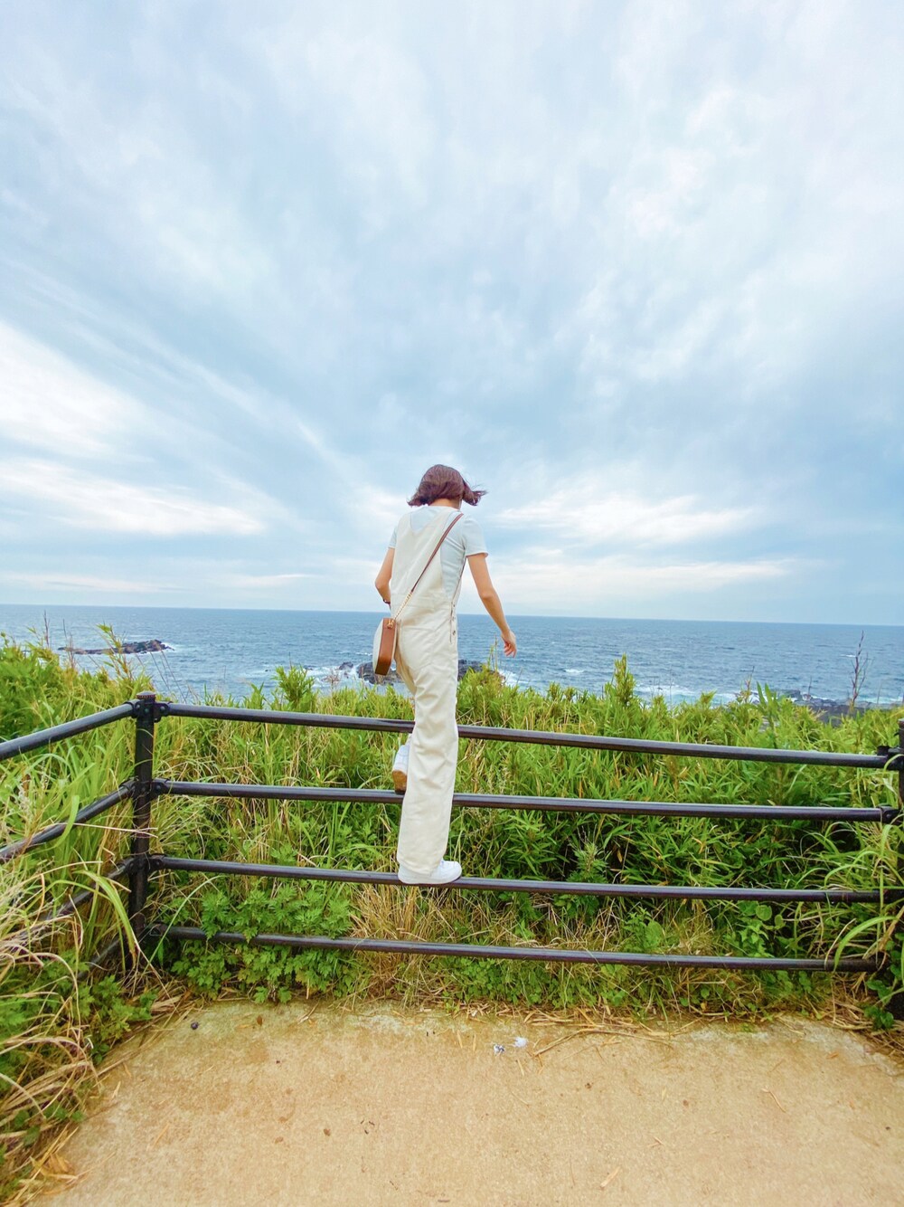 「earth music&ecologyのアイテム（オールインワン・サロペット、ベージュ系）」を使った、karacoco211さん（レディース・158cm）の春コーディネートの1枚目の写真