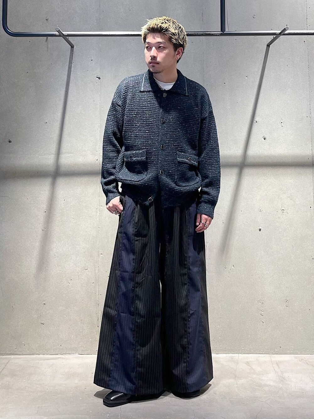 ブラック系のブーツ、ブラック系のその他パンツ、シルバー系のリングを着用したメンズの冬コーディネートの1枚目の写真