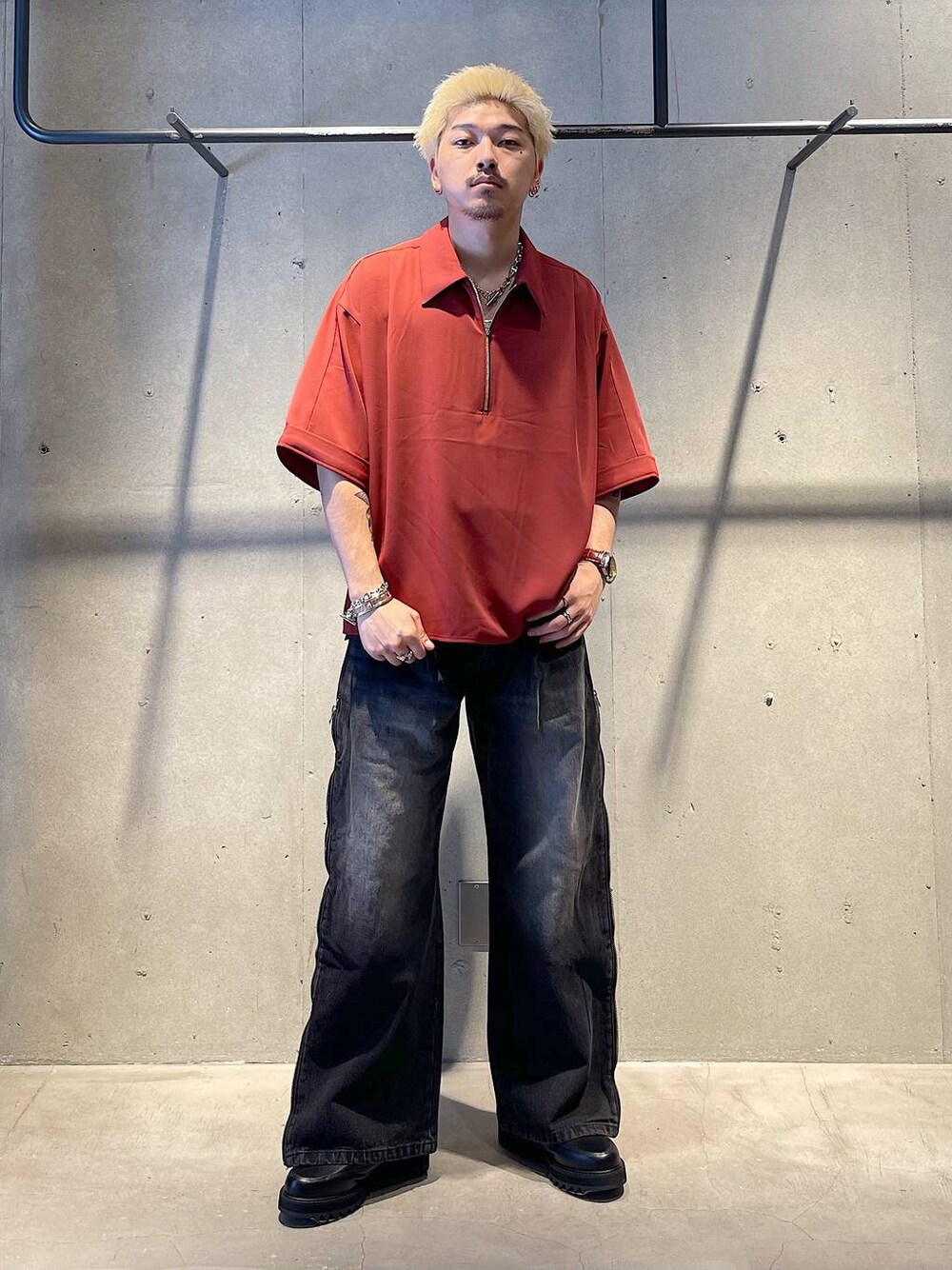 ブラック系のデニムパンツ、レッド系のシャツ/ブラウス、ブラック系のドレスシューズを着用したメンズの秋コーディネートの1枚目の写真