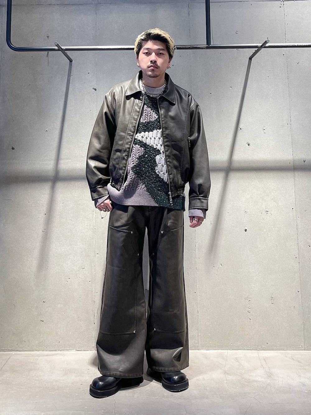 ブラック系のドレスシューズ、ブラウン系のその他パンツ、ブラウン系のブルゾンを着用したメンズの冬コーディネートの1枚目の写真