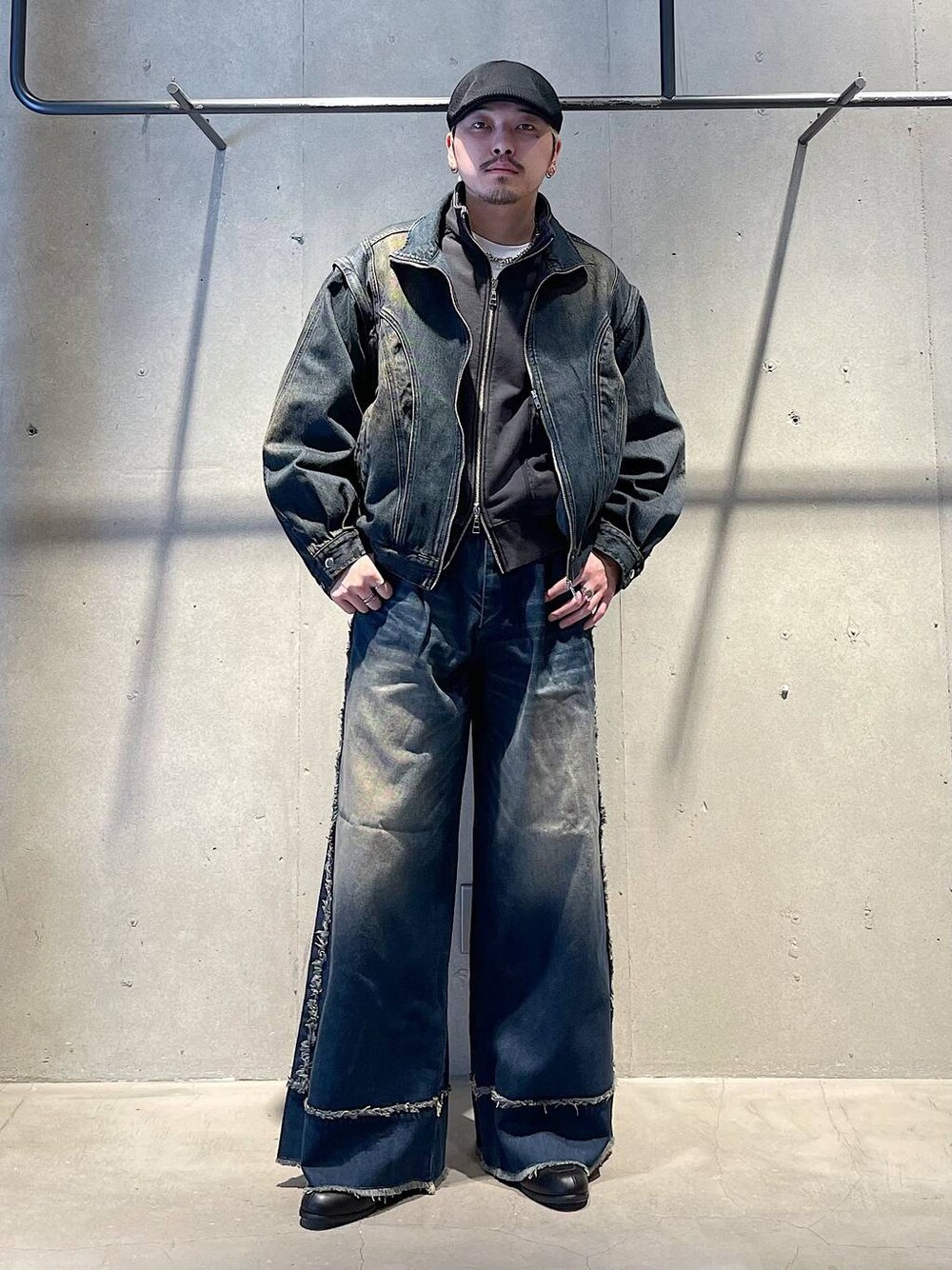 ブルー系のデニムパンツ、ブルー系のデニムジャケット、ブラック系のスウェットを着用したメンズの春コーディネートの1枚目の写真