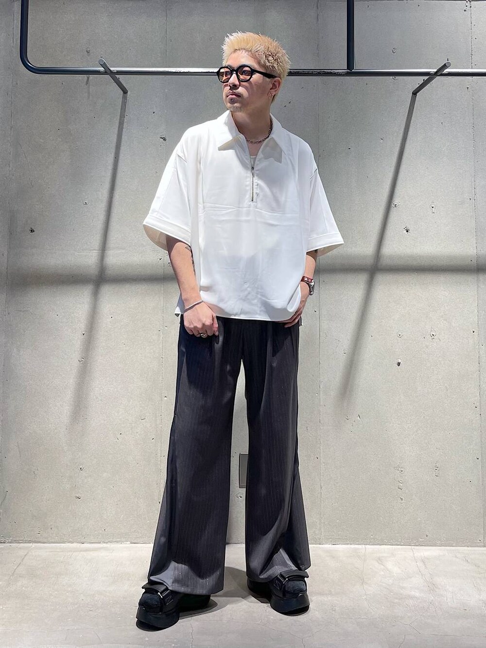 ブラック系のサンダル、ホワイト系のシャツ/ブラウス、グレー系のその他パンツを着用したメンズの夏コーディネートの1枚目の写真