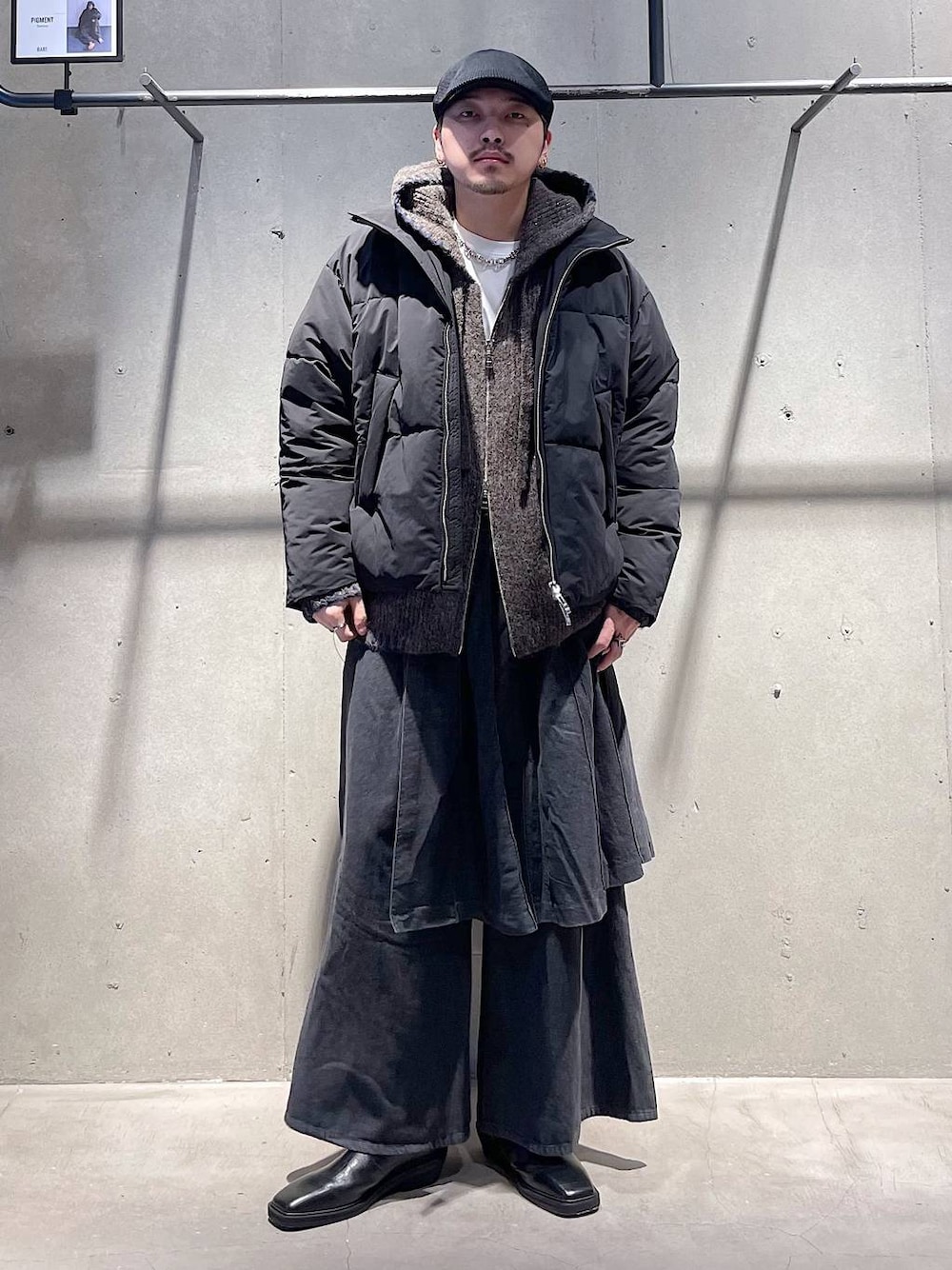 ブラック系のブルゾン、グレー系のスラックス、ブラック系のブーツを着用したメンズの冬コーディネートの1枚目の写真