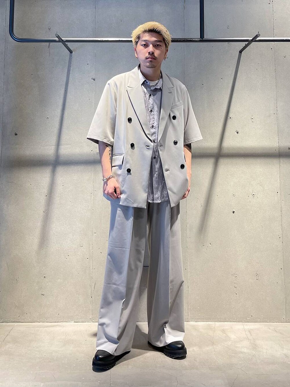 グレー系のテーラードジャケット、グレー系のスラックス、グレー系のシャツ/ブラウスを着用したメンズの春コーディネートの1枚目の写真