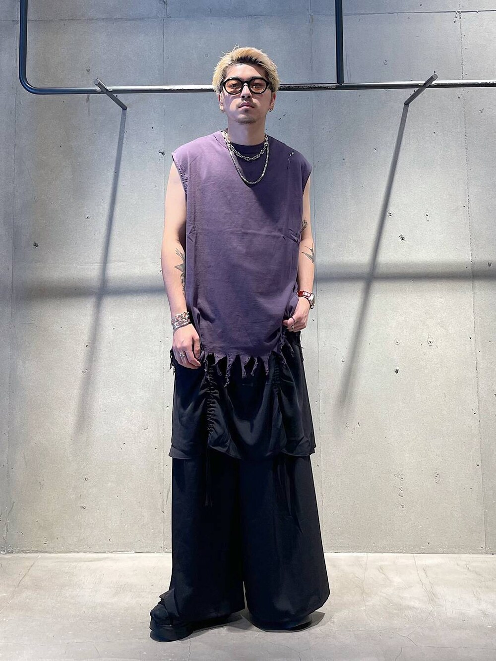 パープル系のTシャツ/カットソー、ブラック系のその他パンツ、ブラウン系のサングラスを着用したメンズの夏コーディネートの1枚目の写真