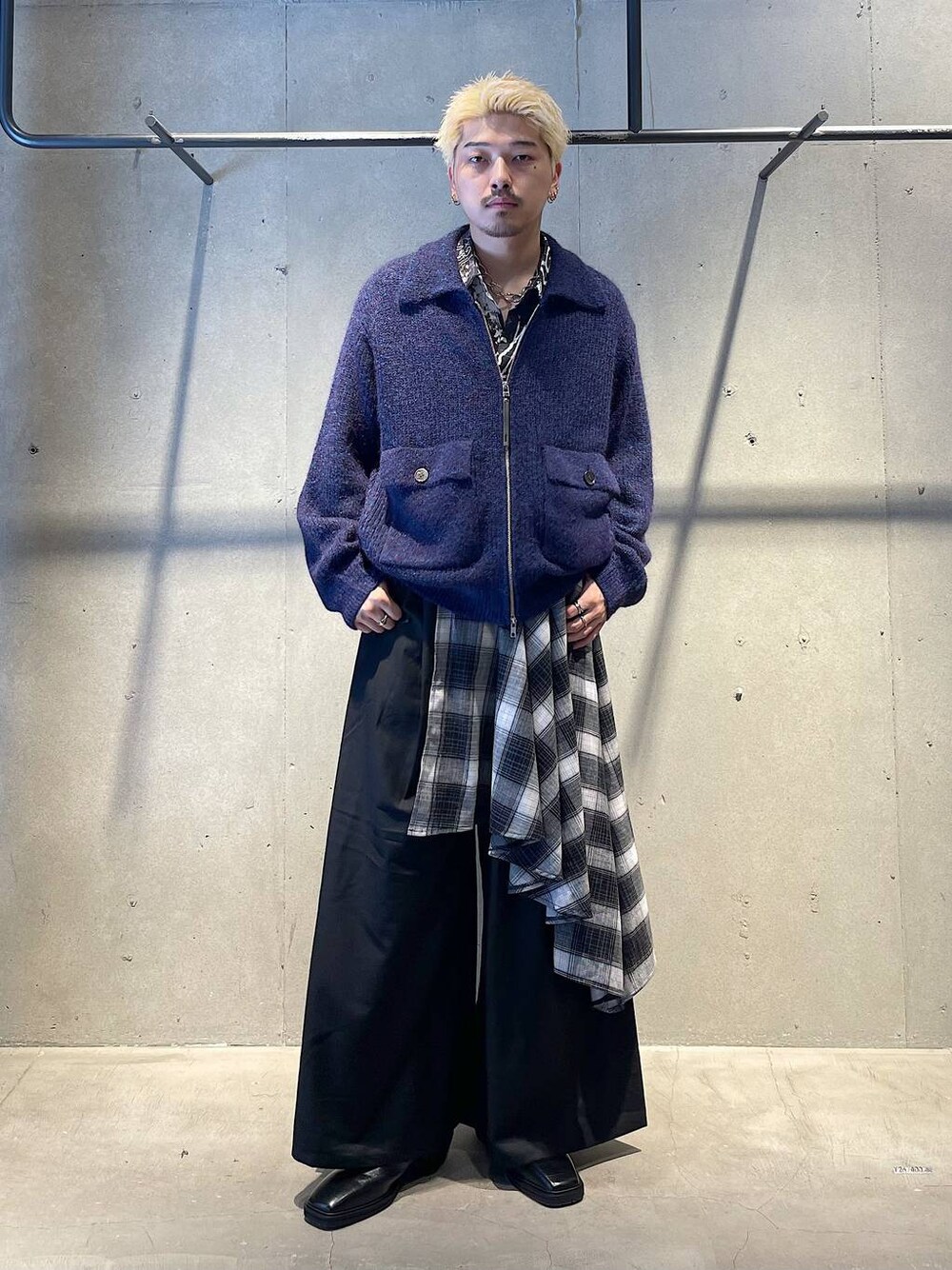 ブルー系のニット/セーター、ブラック系のその他パンツ、ブラック系のブーツを着用したメンズの秋コーディネートの1枚目の写真