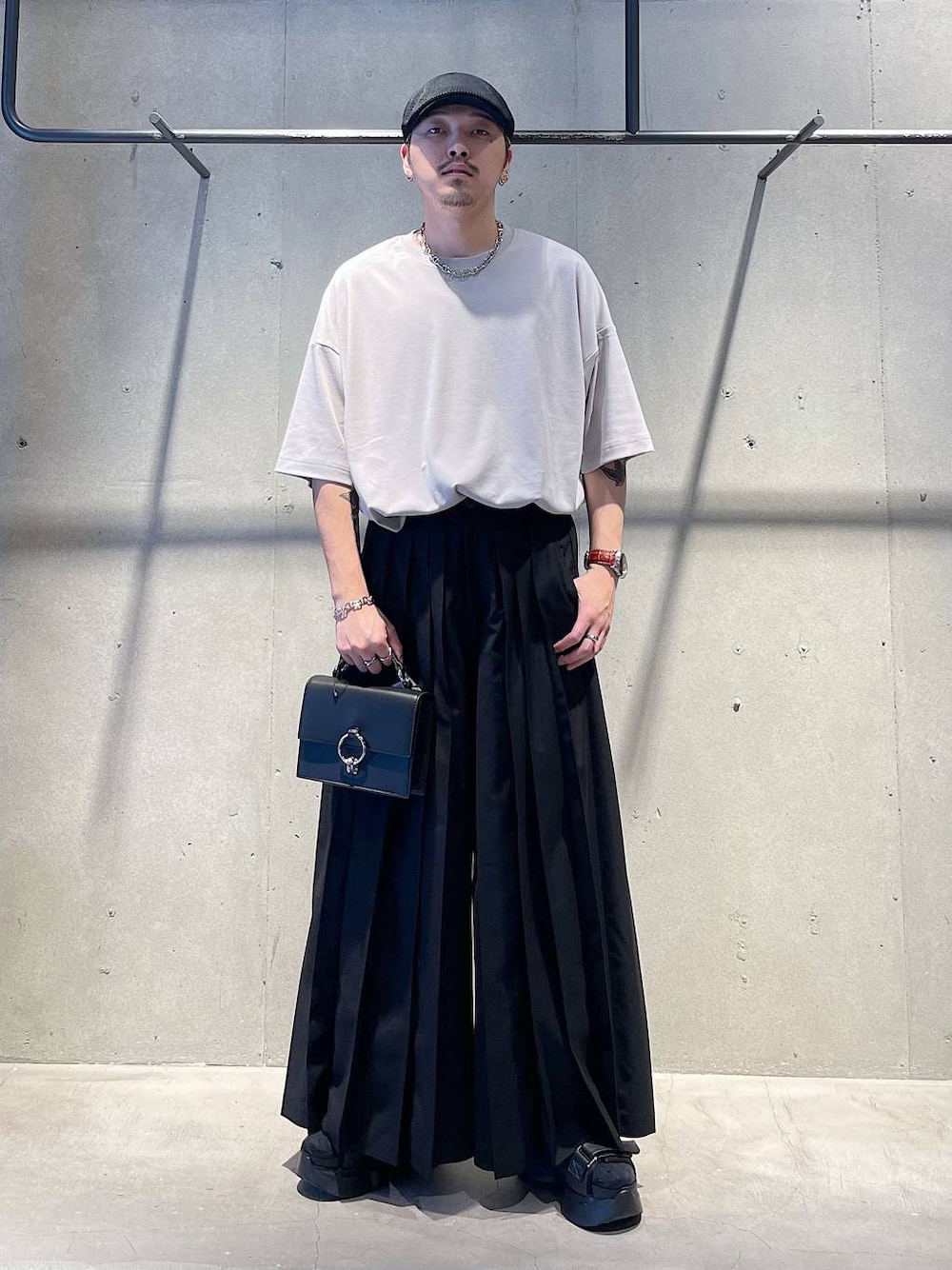 ブラック系のサンダル、グレー系のTシャツ/カットソー、ブラック系のその他パンツを着用したメンズの夏コーディネートの1枚目の写真