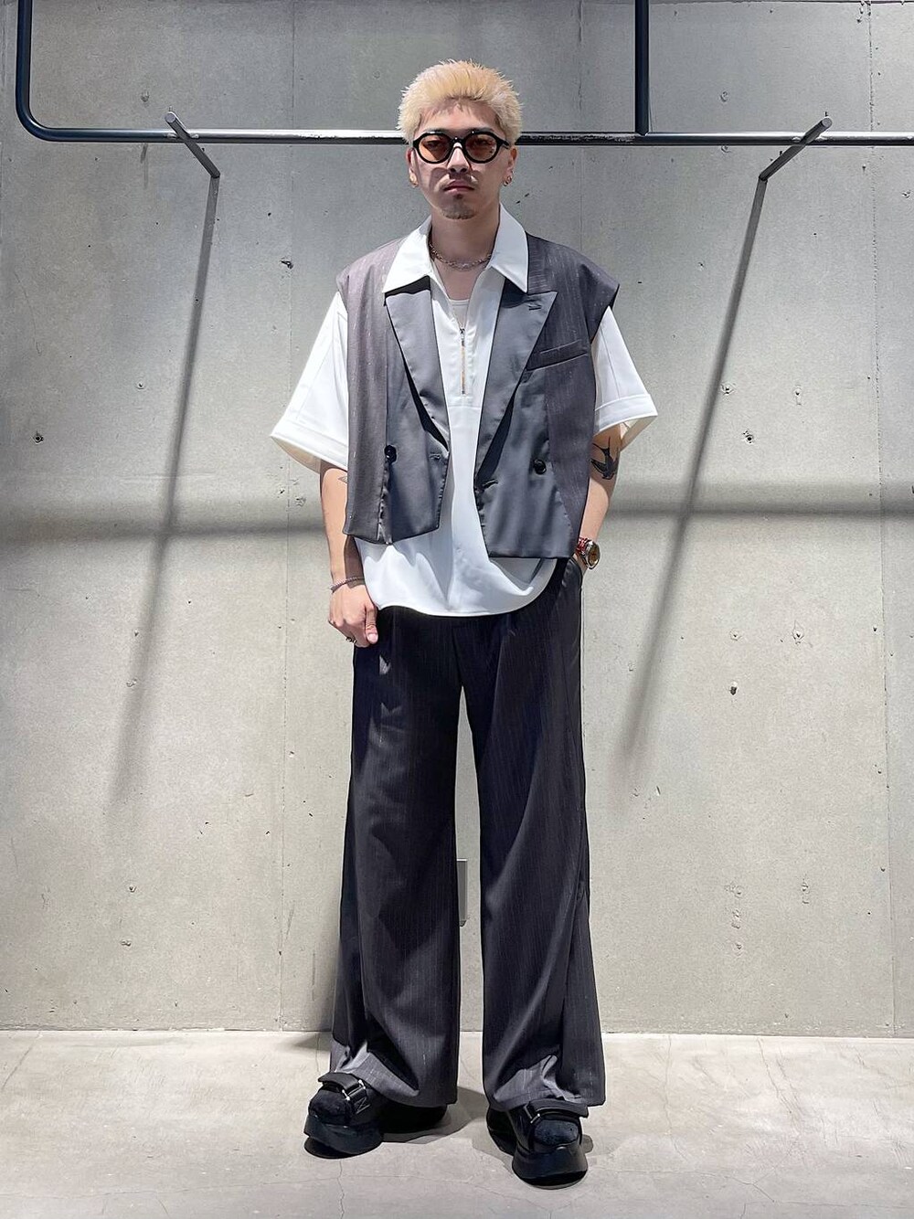 ブラック系のサンダル、ホワイト系のシャツ/ブラウス、グレー系のその他パンツを着用したメンズの夏コーディネートの1枚目の写真