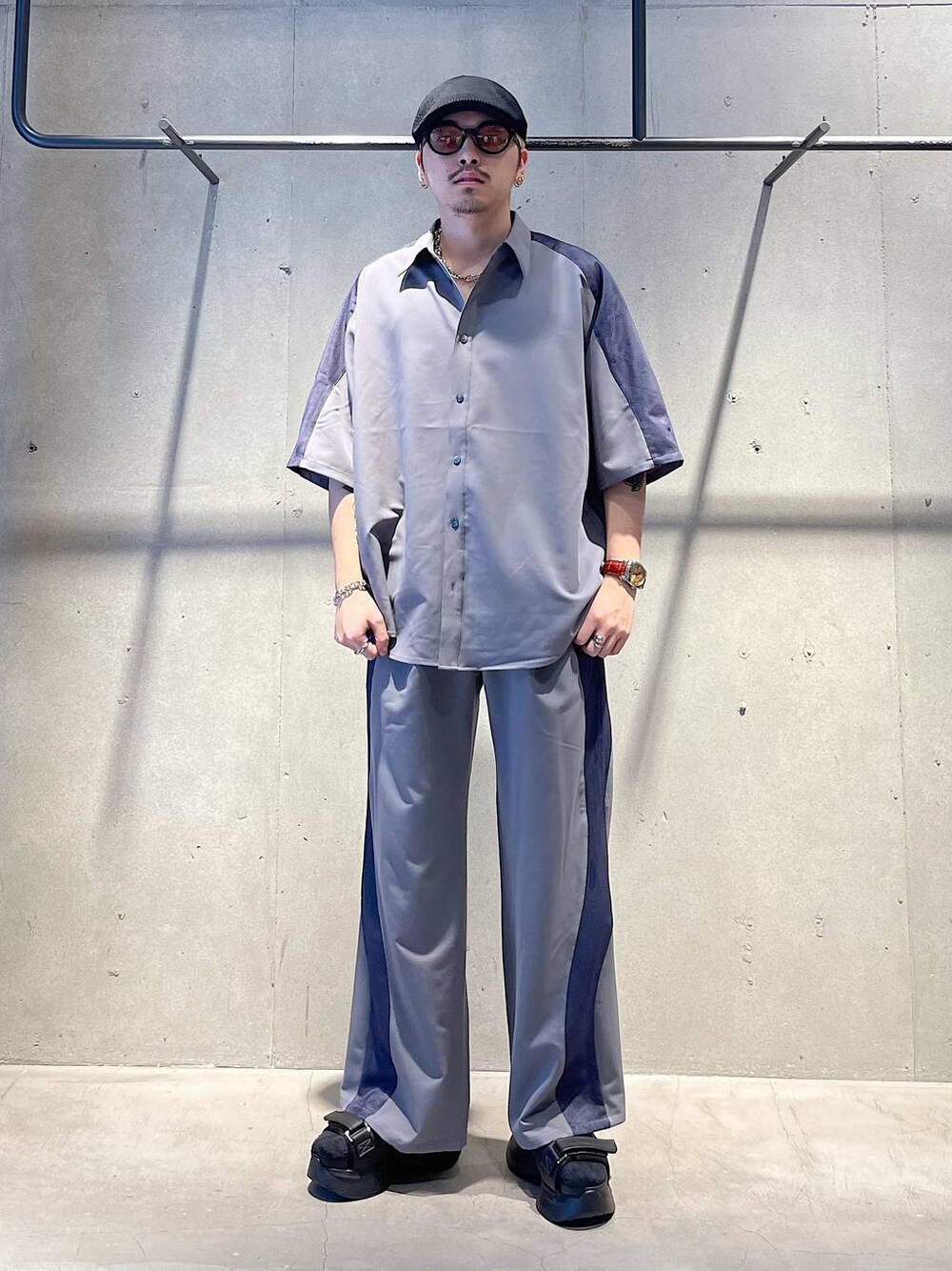 ブラック系のサンダル、グレー系のその他パンツ、グレー系のシャツ/ブラウスを着用したメンズの夏コーディネートの1枚目の写真