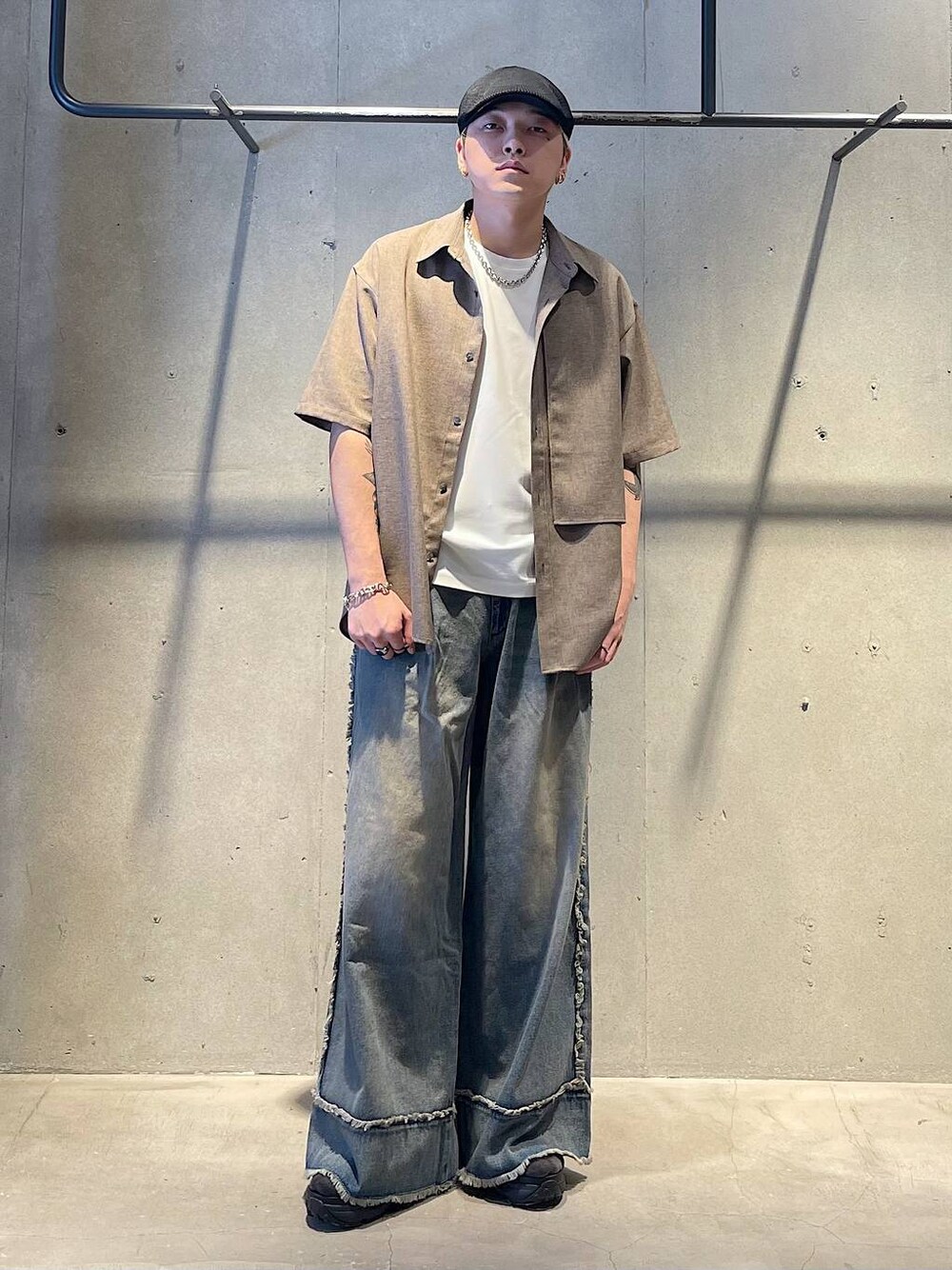 ブラック系のサンダル、ブルー系のデニムパンツ、ホワイト系のTシャツ/カットソーを着用したメンズの春コーディネートの1枚目の写真