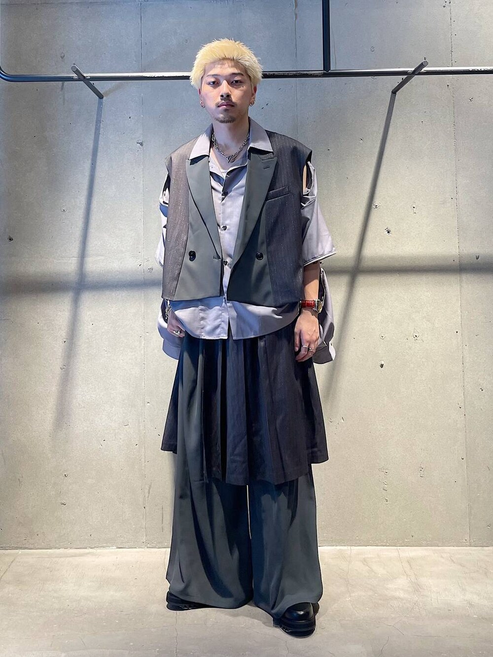 グレー系のシャツ/ブラウス、グレー系のベスト、グレー系のスラックスを着用したメンズの秋コーディネートの1枚目の写真