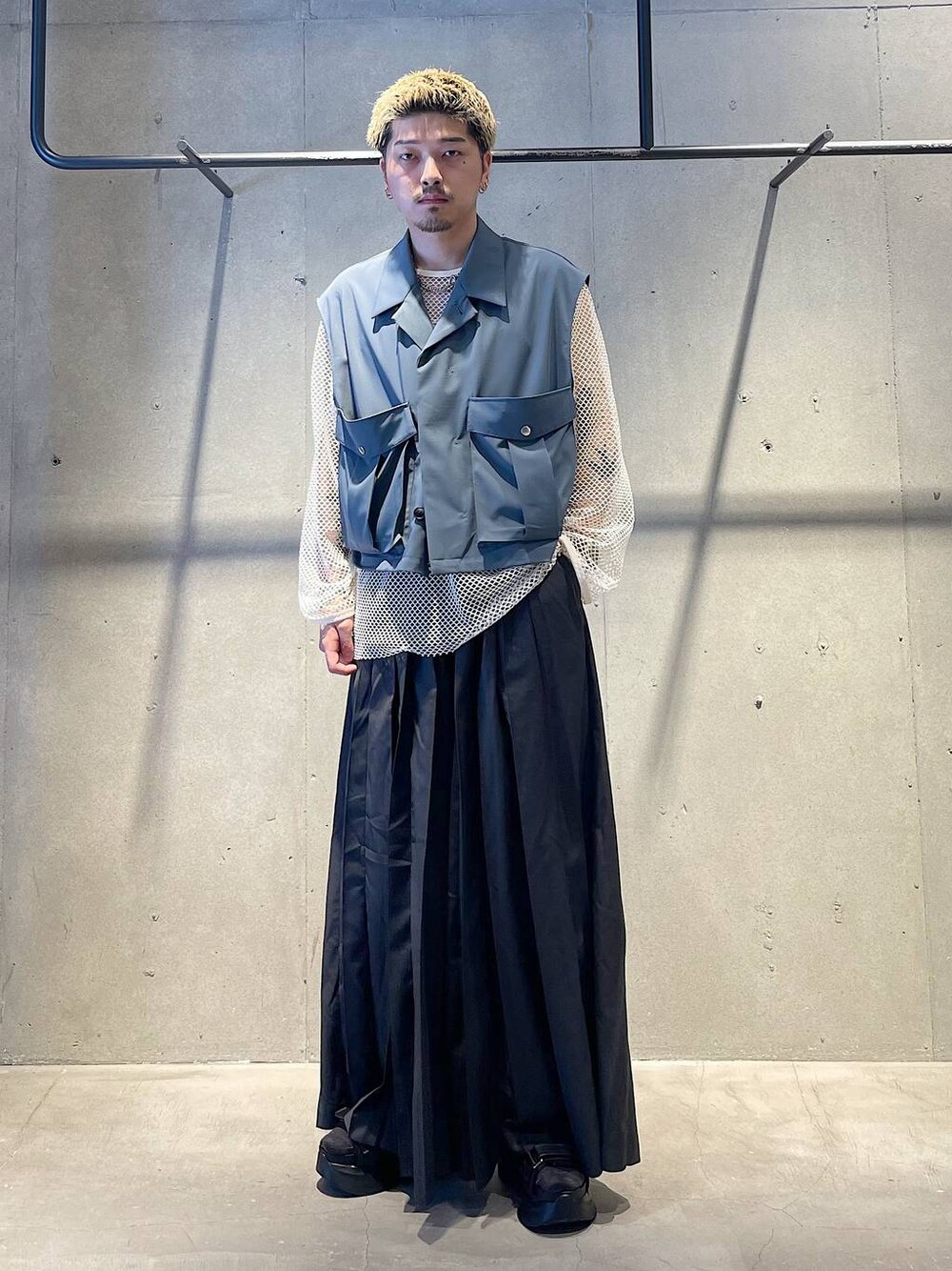 ブラック系のその他パンツ、ホワイト系のタンクトップ、ホワイト系のTシャツ/カットソーを着用したメンズの夏コーディネートの1枚目の写真