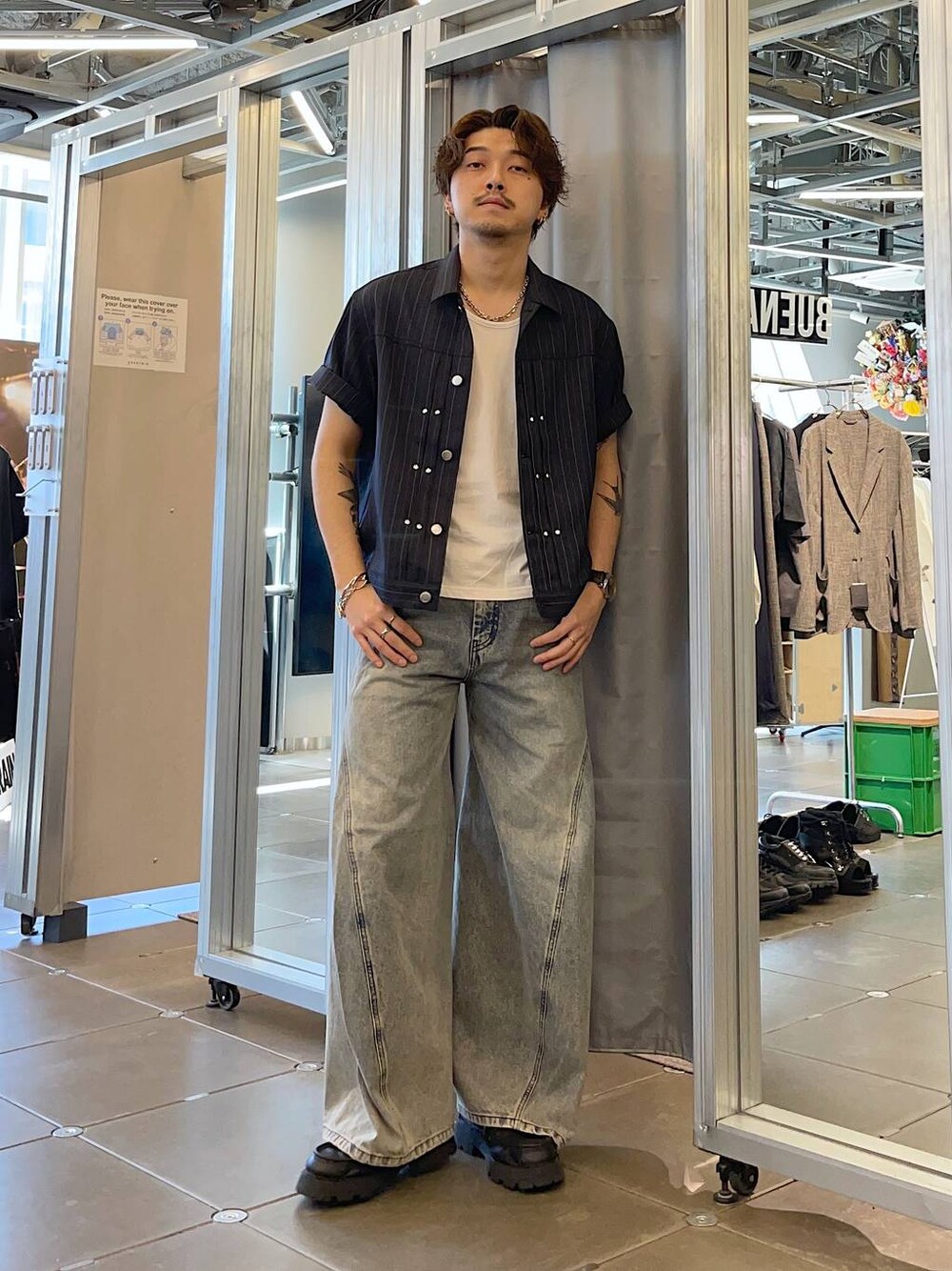 ブラック系のドレスシューズ、ブルー系のデニムパンツ、その他のシャツ/ブラウスを着用したメンズの春コーディネートの1枚目の写真