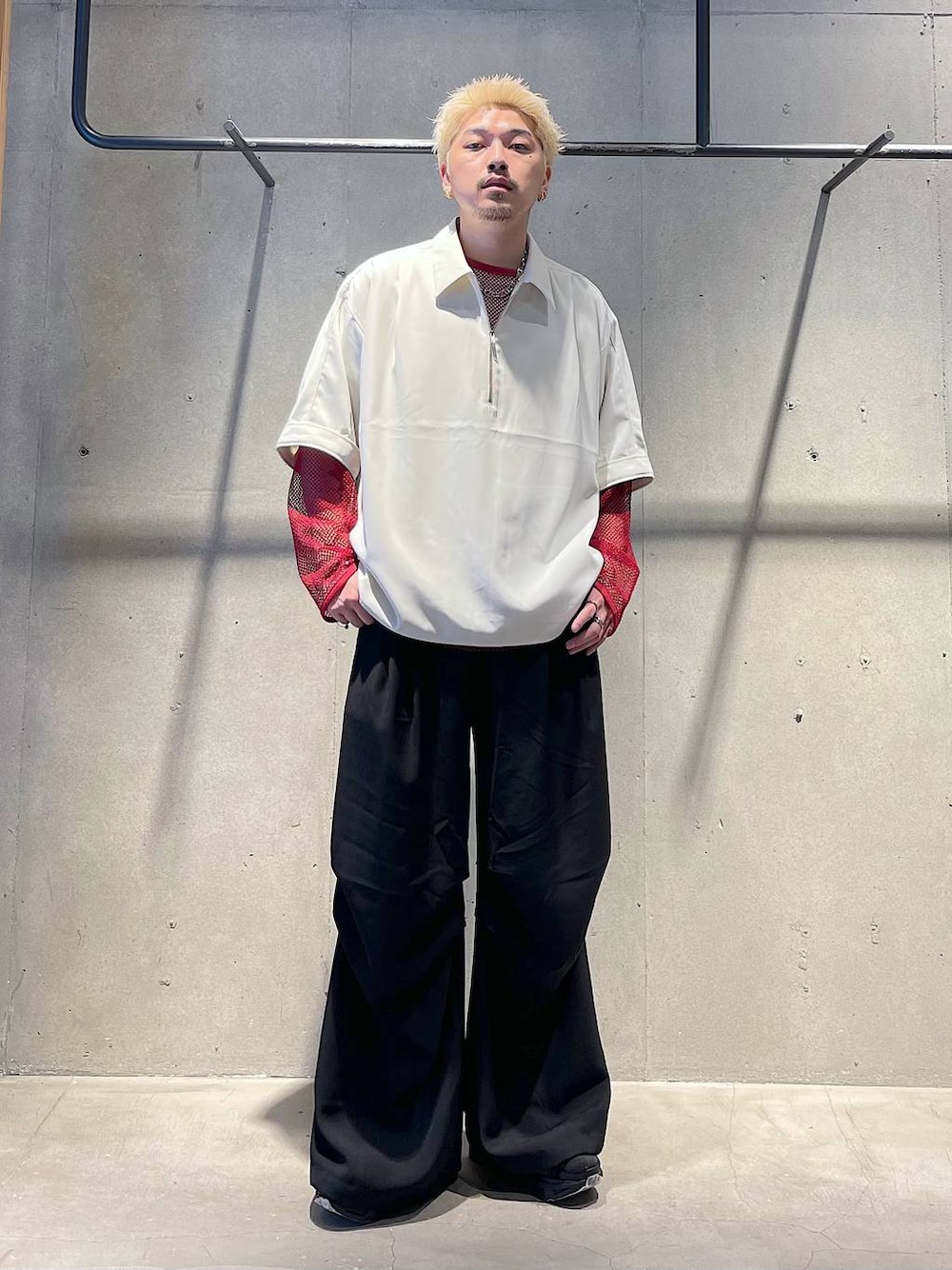 ブラック系のサンダル、ブラック系のその他パンツ、レッド系のTシャツ/カットソーを着用したメンズの春コーディネートの1枚目の写真