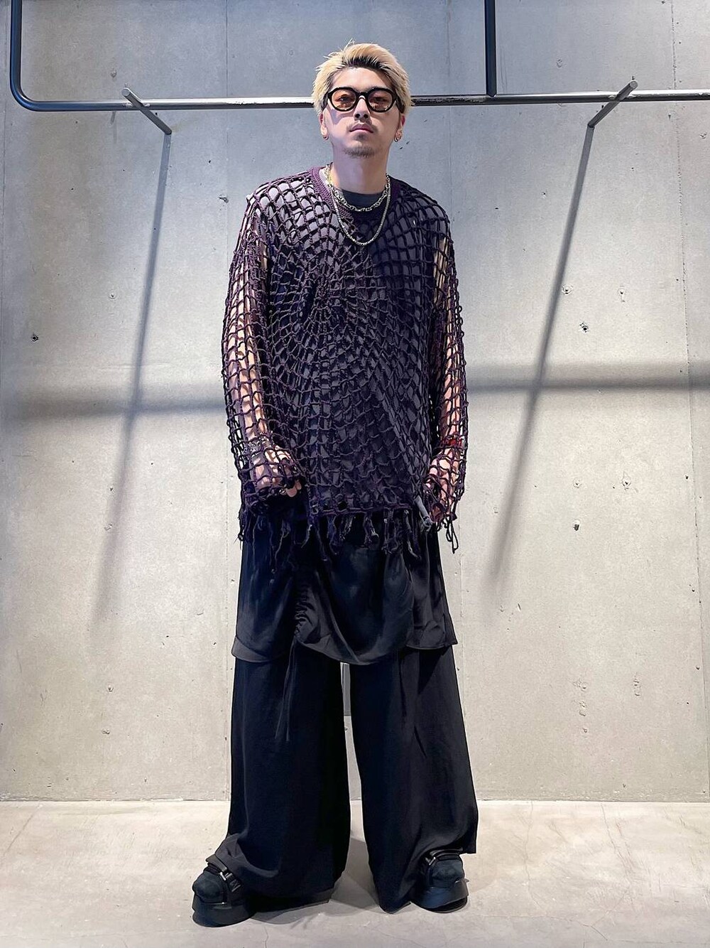 ブラック系のその他パンツ、グレー系のTシャツ/カットソー、パープル系のTシャツ/カットソーを着用したメンズの夏コーディネートの1枚目の写真