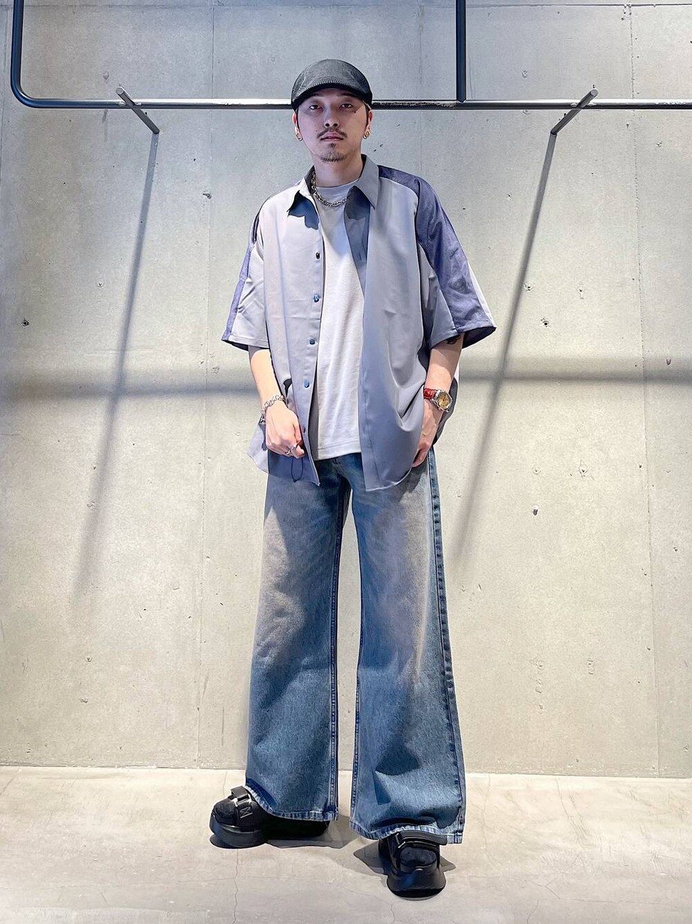 ブラック系のサンダル、グレー系のTシャツ/カットソー、ブルー系のデニムパンツを着用したメンズの夏コーディネートの1枚目の写真