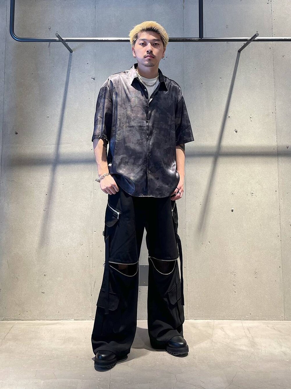 ブラック系のシャツ/ブラウス、ブラック系のカーゴパンツ、ブラック系のドレスシューズを着用したメンズの春コーディネートの1枚目の写真