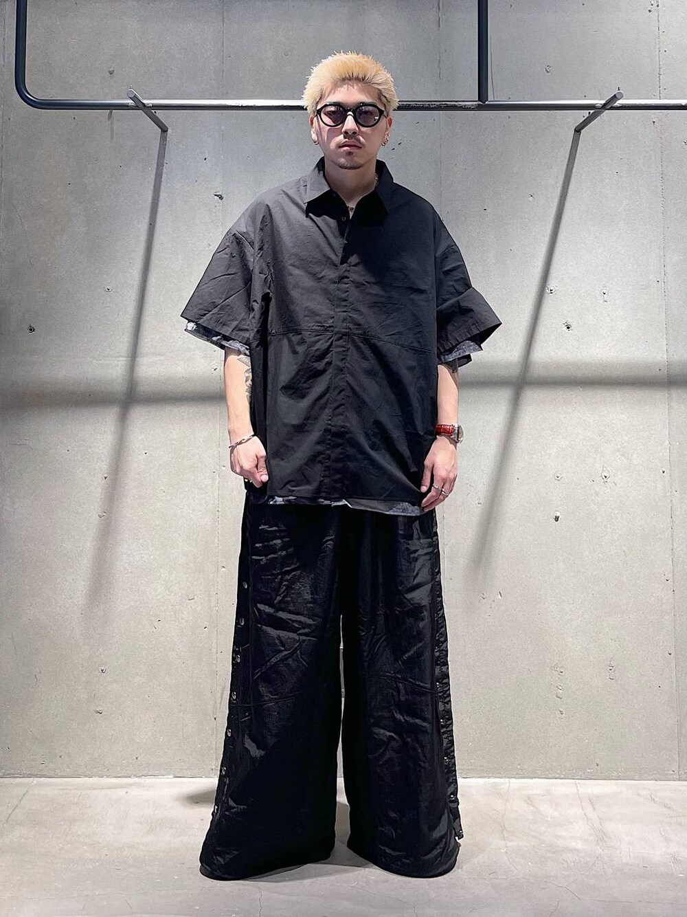 ブラック系のサンダル、ホワイト系のタンクトップ、ブラック系のその他パンツを着用したメンズの夏コーディネートの1枚目の写真