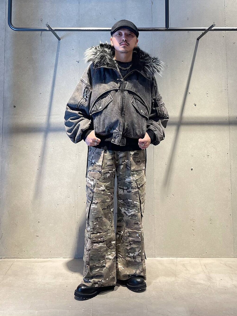 その他のカーゴパンツ、グレー系のブルゾン、シルバー系のリングを着用したメンズの秋コーディネートの1枚目の写真