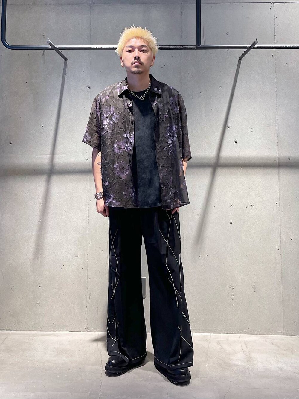ブラウン系のシャツ/ブラウス、ブラック系のドレスシューズ、グレー系のTシャツ/カットソーを着用したメンズの夏コーディネートの1枚目の写真