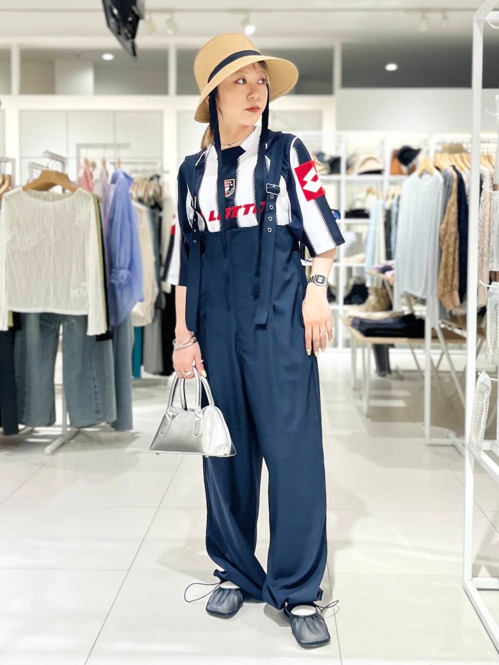 「シャツ、トップス、センスオブプレイス、オールインワン、ワイドパンツ、スラックス、Tシャツ、ベスト、2way、スポーツミックス、バッグ、ミニバッグ、ショルダーバッグ、ハイウエスト、サンダル」｜「SENSE OF PLACE by URBAN RESEARCHのハートボストンバッグ（ボストンバッグ、シルバー系）」を使った、ミクさん（レディース・153cm）の春コーディネートの1枚目の写真