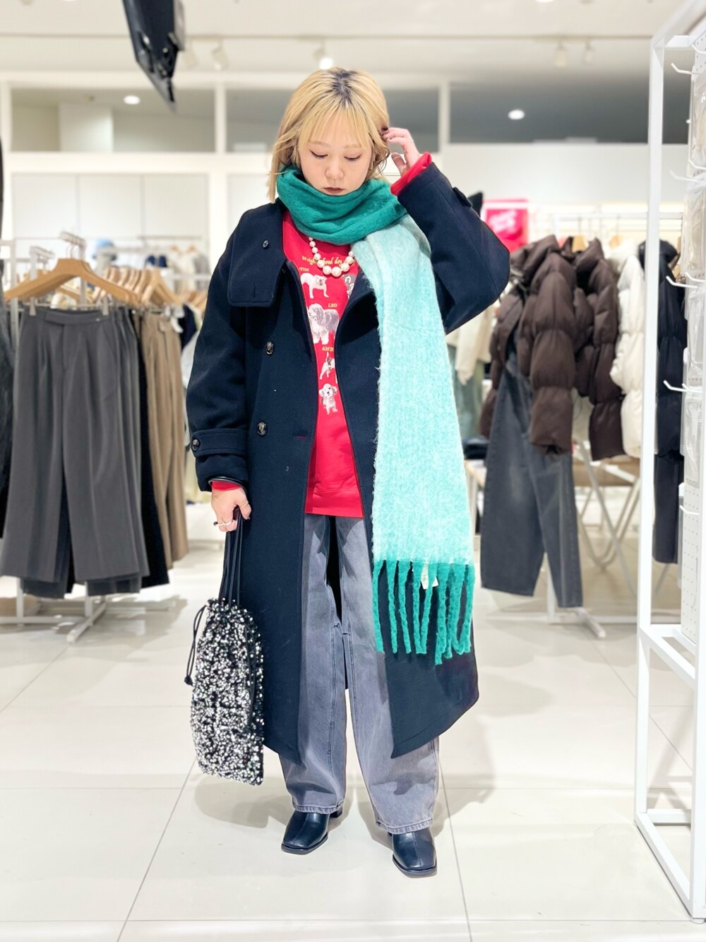 「冬コーデ、クリスマスに着たい服、SENSEOFPLACE、レイヤードスタイル、デニム、ワイドデニム、カーブパンツ、ブーツ、アウター、コート、ロングコート、スウェット、マフラー、ギフト、あったかコーデ」｜「SENSE OF PLACE by URBAN RESEARCHのスタンドカラーロングコート（ステンカラーコート、ブラック系）」を使った、ミクさん（レディース・153cm）の冬コーディネートの1枚目の写真
