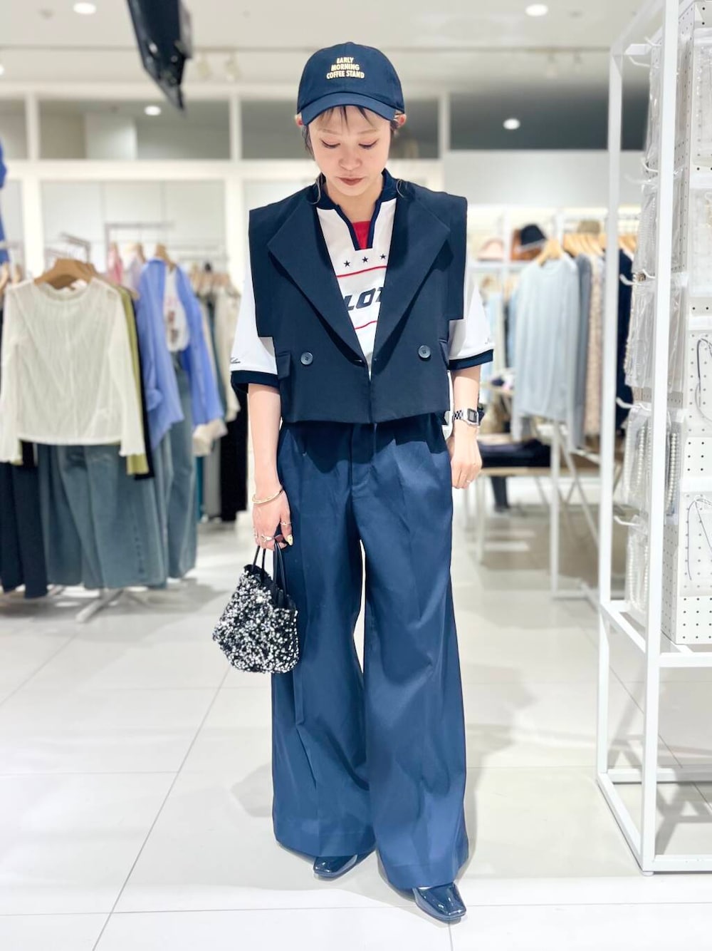 「シャツ、トップス、センスオブプレイス、ワイドパンツ、ジャケット、スラックス、Tシャツ、ベスト、2way、スポーツミックス、アウター、バッグ、ローファー、ミニバッグ、ショルダーバッグ」｜「RODE SKOのチェーン付きスパンコールバッグ（ショルダーバッグ、シルバー系）」を使った、ミクさん（レディース・153cm）の春コーディネートの1枚目の写真