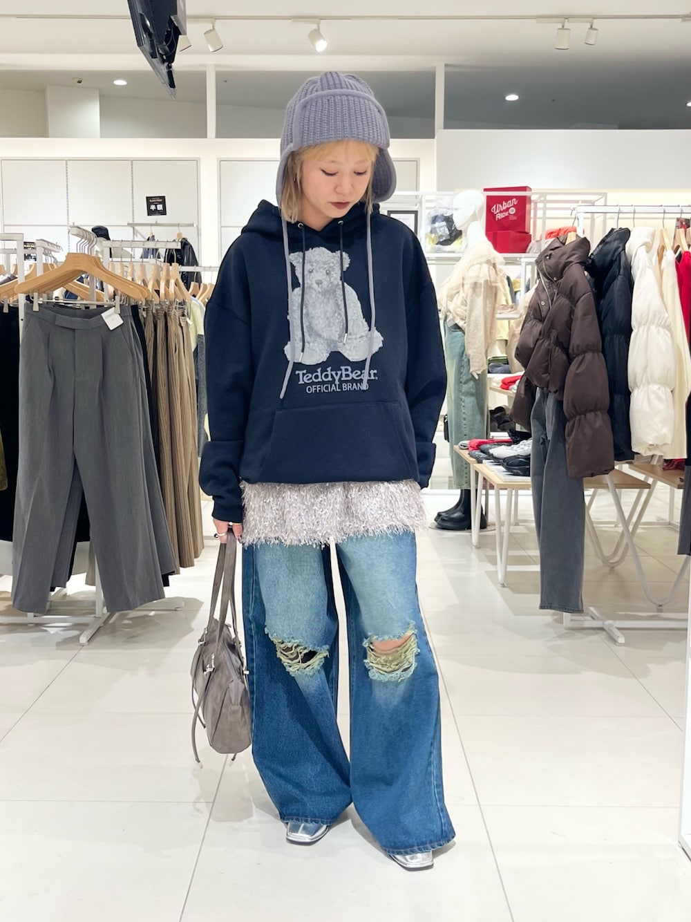 ブラック系のスウェット、グレー系のその他トップス、ブルー系のデニムパンツを着用したレディースの冬コーディネートの1枚目の写真