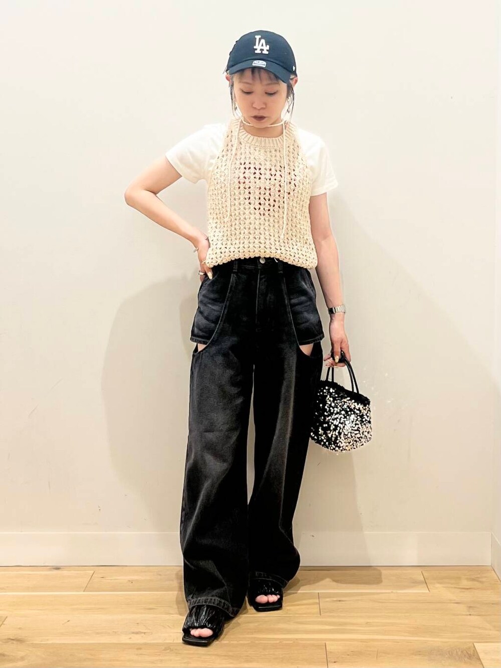「トップス、センスオブプレイス、デニム、ワイドパンツ、Tシャツ、ベスト、ニット、バッグ、ミニバッグ、ショルダーバッグ、ハイウエスト、サンダル、キャップ」｜「RODE SKOのチェーン付きスパンコールバッグ（ショルダーバッグ、シルバー系）」を使った、ミクさん（レディース・153cm）の春コーディネートの1枚目の写真