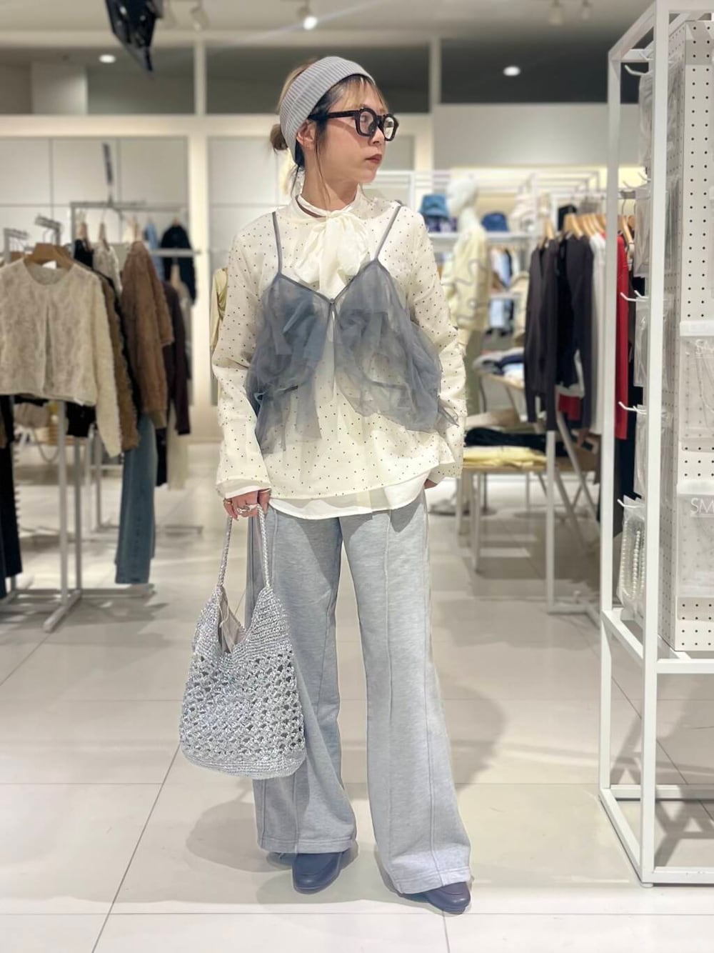 「シャツ、トップス、センスオブプレイス、ワントーンコーデ、ワイドパンツ、2way、サングラス、バッグ、ローファー、スウェット、チュール、ビスチェ、ブラウス」｜「SENSE OF PLACE by URBAN RESEARCHのメタリックヤーンバッグ（ハンドバッグ、シルバー系）」を使った、ミクさん（レディース・153cm）の春コーディネートの1枚目の写真
