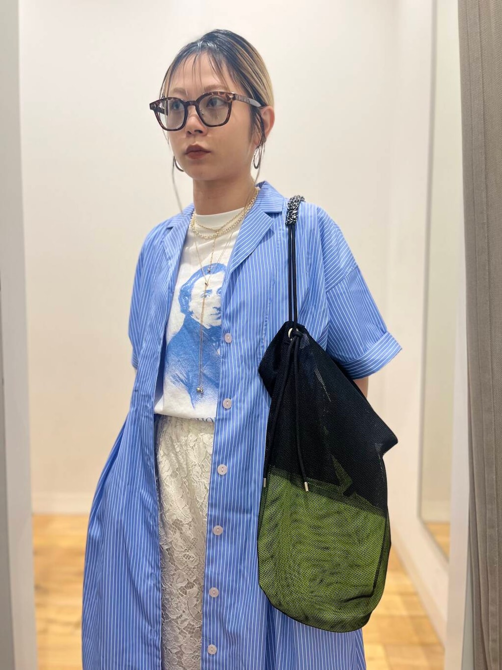 「ワンピース、トップス、センスオブプレイス、ワイドパンツ、ストライプシャツ、Tシャツ、2way、スポーツミックス、バッグ、ローファー、ハイウエスト、シャツワンピース、ビスチェ、ブラウス、トートバッグ」｜「SENSE OF PLACE by URBAN RESEARCHのヴィンテージライクTシャツ(ショパン)（Tシャツ/カットソー、ホワイト系）」を使った、ミクさん（レディース・153cm）の春コーディネートの1枚目の写真