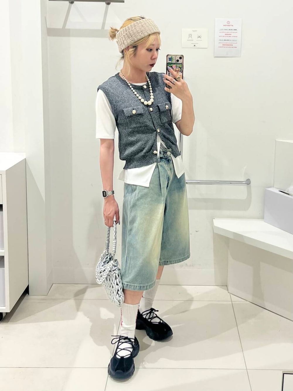 「トップス、カーディガン、センスオブプレイス、デニム、スニーカー、ワイドパンツ、Tシャツ、ベスト、2way、ニット、バッグ、ミニバッグ、バレエシューズ、ビスチェ、レイヤード」｜「SENSE OF PLACE by URBAN RESEARCHの『抗菌』『消臭』レースアップバレエスニーカー（スニーカー、ブラック系）」を使った、ミクさん（レディース・153cm）の夏コーディネートの1枚目の写真