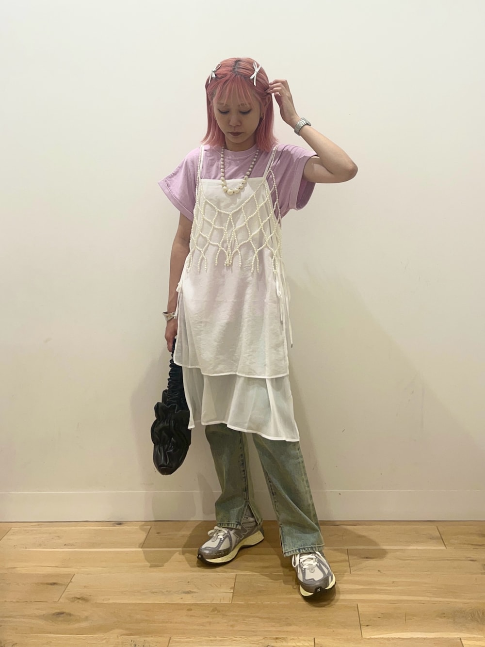 「フレンチスリーブ、デニム、ストレートデニム、レイヤードスタイル、レイヤードコーデ、キャミワンピ、キャミワンピース、Tシャツ、ビスチェ、ビスチェ×デニム、SENSEOFPLACE、パールアクセ、パールビスチェ、低身長コーデ、重ね着」｜「SENSE OF PLACE by URBAN RESEARCHのハイウエストストレートデニム（デニムパンツ、ブルー系）」を使った、ミクさん（レディース・153cm）の夏コーディネートの1枚目の写真