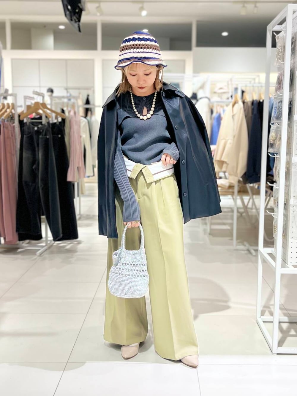 「トップス、センスオブプレイス、ワイドパンツ、ジャケット、スラックス、2way、ニット、アウター、バッグ、ミニバッグ、ショルダーバッグ、パンプス、ハイウエスト、キャップ」｜「RODE SKOの『MADE IN JAPAN』3.5cmポインテッドパンプス（パンプス、ベージュ系）」を使った、ミクさん（レディース・153cm）の冬コーディネートの1枚目の写真