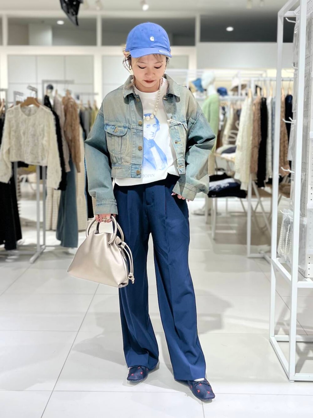 「トップス、センスオブプレイス、ワントーンコーデ、デニム、ワイドパンツ、ジャケット、セットアップ、スラックス、Tシャツ、スポーツミックス、アウター、バッグ、ローファー、ミニバッグ、ショルダーバッグ」｜「SENSE OF PLACE by URBAN RESEARCHのヴィンテージライクTシャツ(ショパン)（Tシャツ/カットソー、ホワイト系）」を使った、ミクさん（レディース・153cm）の春コーディネートの1枚目の写真