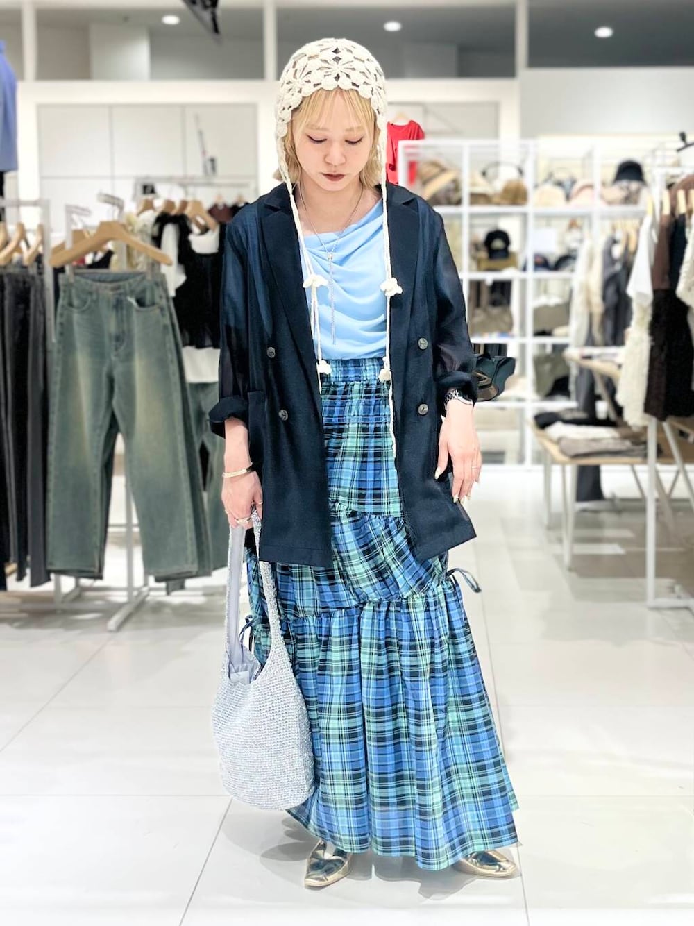「トップス、センスオブプレイス、ジャケット、Tシャツ、2way、スカート、アウター、バッグ、ハイウエスト、サンダル、レイヤード、フラットシューズ、チェックスカート、レイヤードスタイル」｜「RODE SKOのワンハンドルラメショルダーバッグ（ショルダーバッグ、シルバー系）」を使った、ミクさん（レディース・153cm）の夏コーディネートの1枚目の写真