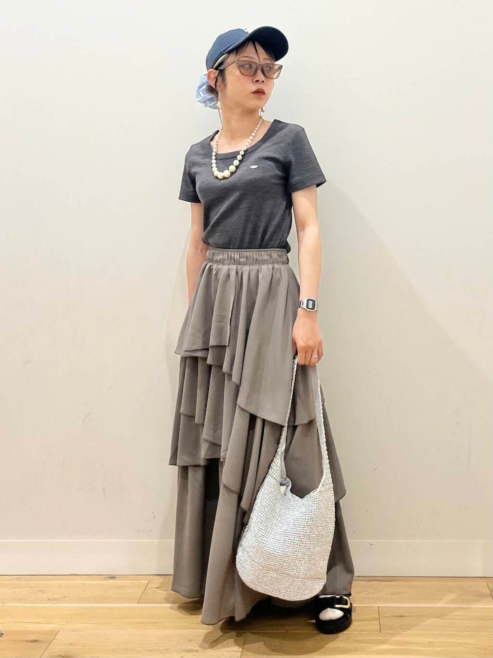 「トップス、センスオブプレイス、ワントーンコーデ、Tシャツ、2way、サングラス、スポーツミックス、スカート、バッグ、ショルダーバッグ、ハイウエスト、サンダル、キャップ、トートバッグ、レイヤード」｜「RODE SKOのワンハンドルラメショルダーバッグ（ショルダーバッグ、シルバー系）」を使った、ミクさん（レディース・153cm）の春コーディネートの1枚目の写真
