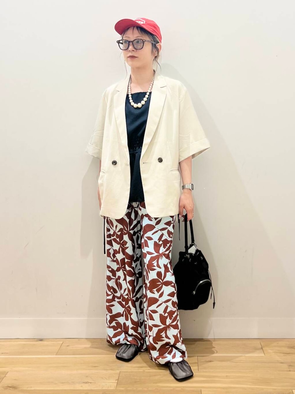 「シャツ、センスオブプレイス、ワイドパンツ、ジャケット、セットアップ、スラックス、ベスト、2way、サングラス、スポーツミックス、アウター、バッグ、ミニバッグ、ショルダーバッグ、ハイウエスト」｜「SENSE OF PLACE by URBAN RESEARCHの撥水2WAYマルチポケットナイロンバッグ（ショルダーバッグ、ブラック系）」を使った、ミクさん（レディース・153cm）の春コーディネートの1枚目の写真