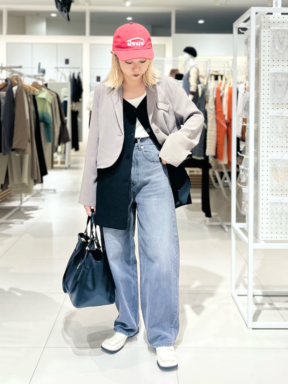 「おしゃ見えテクニック、デニム、レイヤードスタイル、秋コーデ、SENSEOFPLACE、秋服コーデ、ジャケット、ショート丈、ビスチェ、ワイドデニム、ローファー、レイヤード」｜「SENSE OF PLACE by URBAN RESEARCHのカーブデニム（デニムパンツ、グレー系）」を使った、ミクさん（レディース・153cm）の秋コーディネートの1枚目の写真