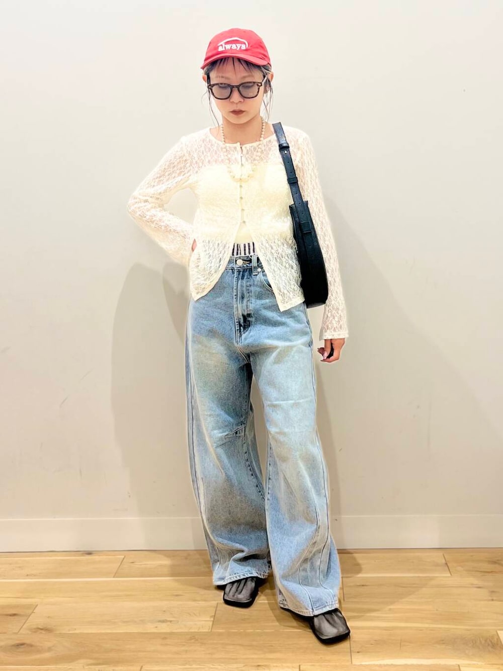 「トップス、カーディガン、センスオブプレイス、デニム、ワイドパンツ、2way、サングラス、スポーツミックス、バッグ、ミニバッグ、ショルダーバッグ、チュール、ブラウス、レイヤード、フラットシューズ」｜「SENSE OF PLACE by URBAN RESEARCHのハーフムーンバッグ（ショルダーバッグ、ブラック系）」を使った、ミクさん（レディース・153cm）の春コーディネートの1枚目の写真