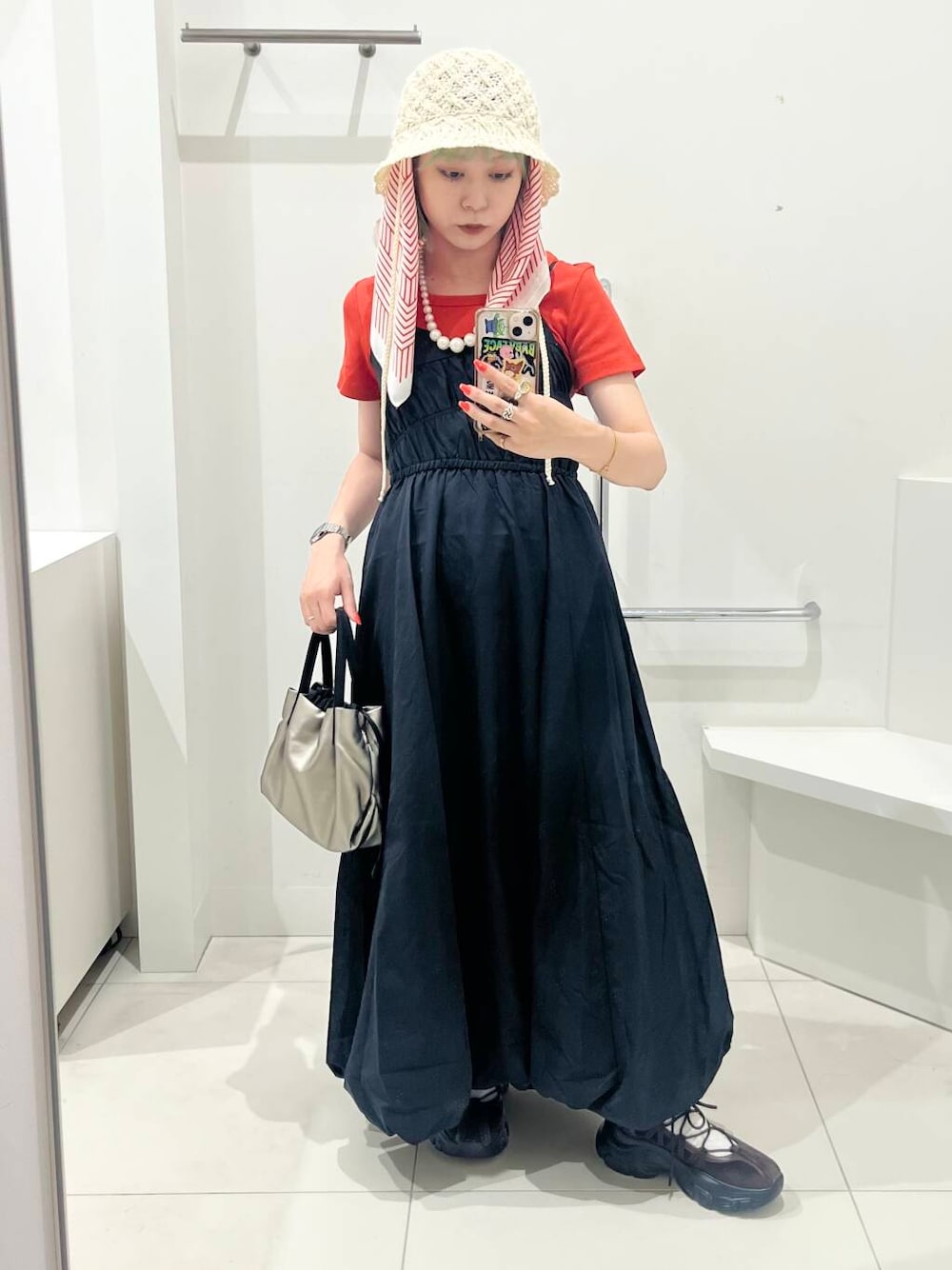 「ワンピース、トップス、センスオブプレイス、キャミワンピース、スニーカー、Tシャツ、2way、バッグ、ミニバッグ、ショルダーバッグ、ハイウエスト、バレエシューズ、レイヤード、レイヤードスタイル」｜「SMELLYのクロスアミサーモハット（ハット、ホワイト系）」を使った、ミクさん（レディース・153cm）の夏コーディネートの1枚目の写真