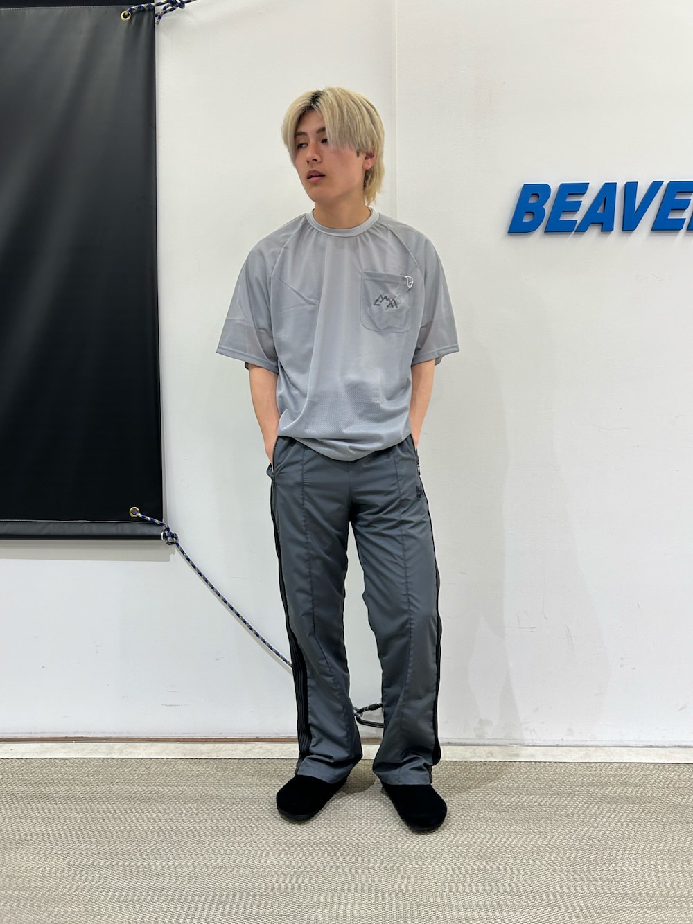 「夏コーデ、夏、夏だ！Tシャツ着よう！、メッシュTシャツ、CMF Outdoor Garment、サンダル、ビルケンシュトック、birkenstock、BEAVER、別注アイテム」｜「CMF OUTDOOR GARMENTのCMF OUTDOOR GARMENT/シーエムエフ アウトドアガーメント  別注QUICK DRY MESH TEE S/S（Tシャツ/カットソー、グレー系）」を使った、拓海さん（メンズ・168cm）の春コーディネートの1枚目の写真
