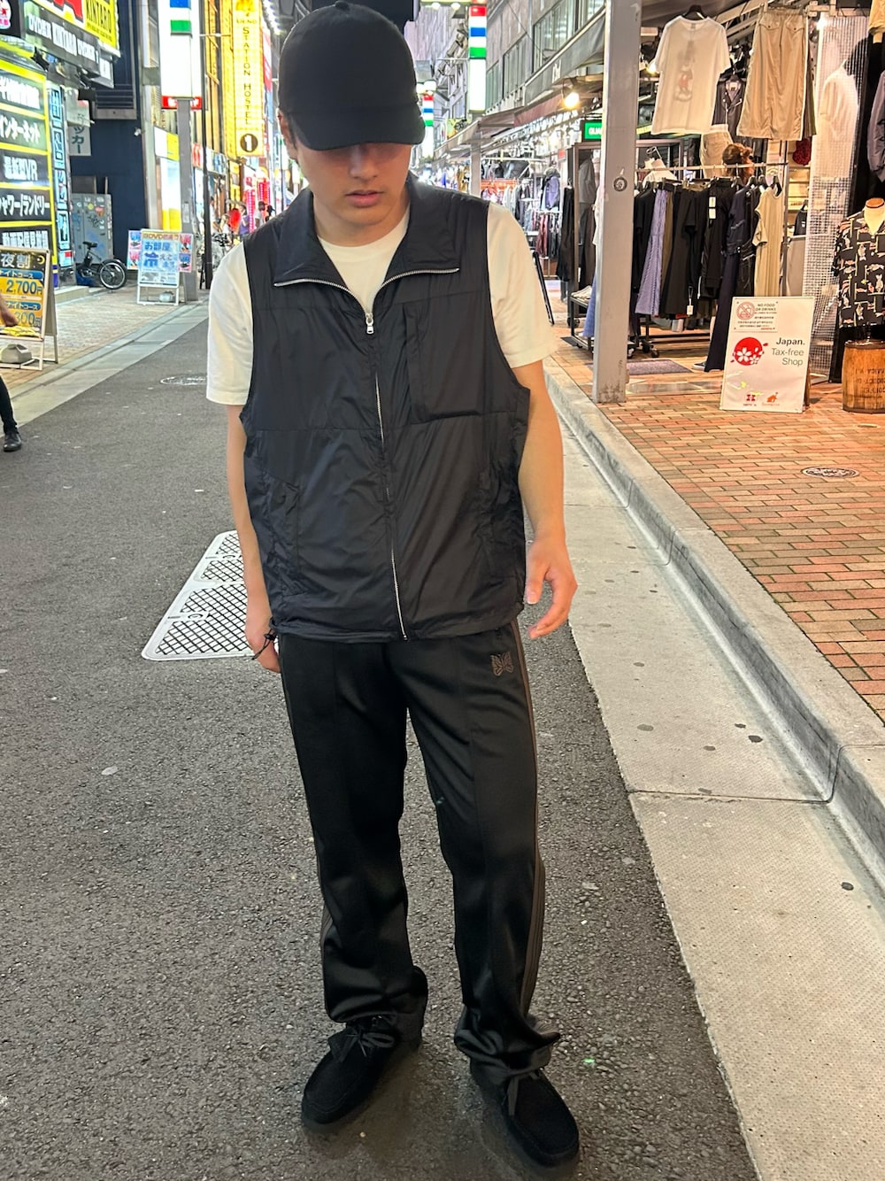 「メンズファッション、トラックパンツ、夏コーデ、夏服、黒、ニードルス、NEEDLES、needles トラックパンツ、ワラビー、ワラビーゴアテックス、クラークス、clarks」｜「ClarksのCLARKS/クラークス  WALLABEE GTX  ゴアテックス（モカシン/デッキシューズ、ブラック系）」を使った、拓海さん（メンズ・168cm）の夏コーディネートの1枚目の写真