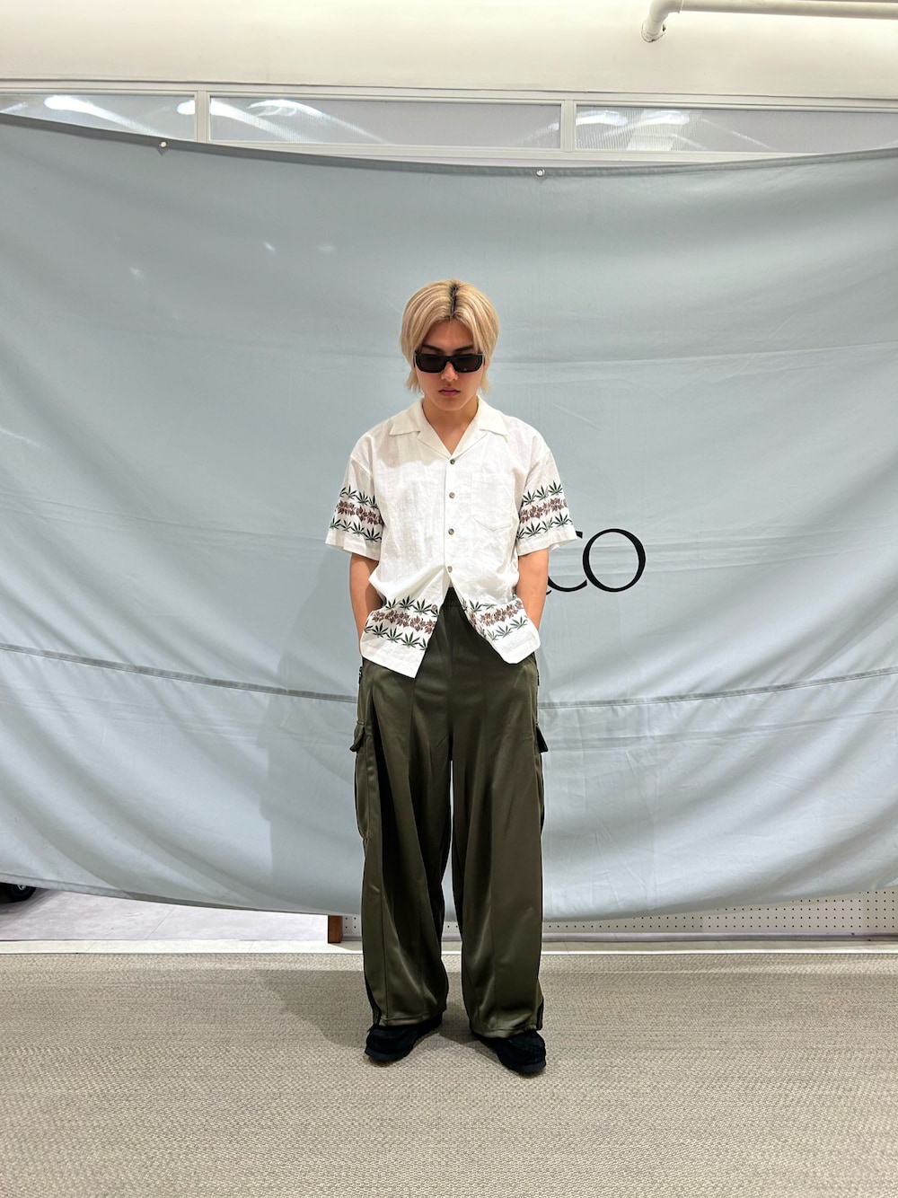 ホワイト系のシャツ/ブラウス、ブラック系のモカシン/デッキシューズを着用したメンズの夏コーディネートの1枚目の写真